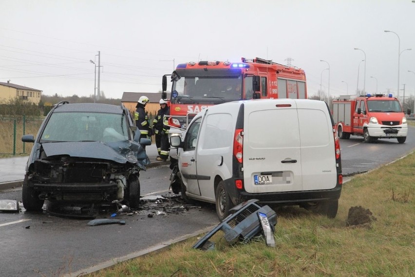 Poważny wypadek pod Wrocławiem. Są ranni [ZDJĘCIA]