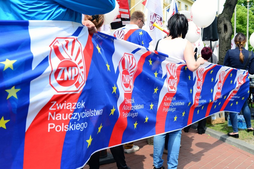 Dzisiaj święto szkoły - Dzień Edukacji Narodowej, a nauczyciele pikietują w Warszawie 