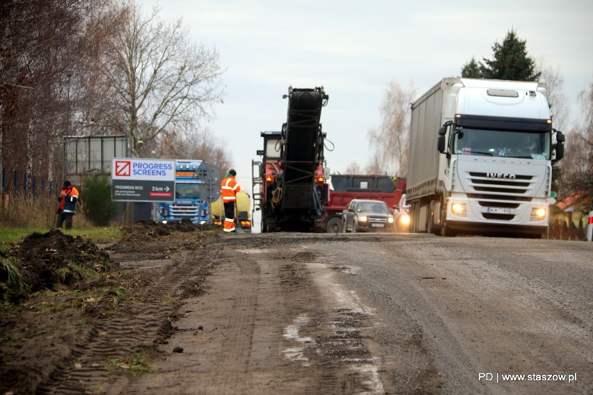Trwa kolejny etap remontu drogi wojewódzkiej numer 757 na odcinku Staszów - Grzybów (ZDJĘCIA)