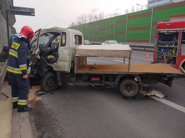 Po zderzeniu na autostradzie A4 na jezdni w kierunku Wrocławia powstał kilkukilometrowy korekZobacz kolejne zdjęcia. Przesuwaj zdjęcia w prawo - naciśnij strzałkę lub przycisk NASTĘPNE