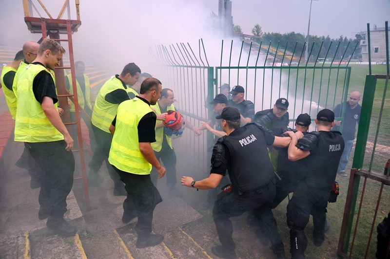 Stadion przy ul. Słonecznej. Policja vs kibice - ćwiczenia prewencji (zdjęcia, wideo)