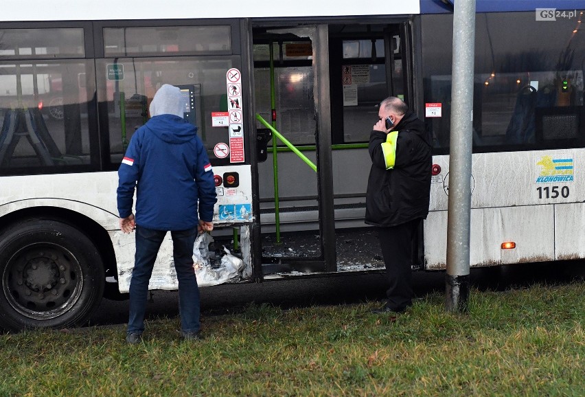 Poranna stłuczka w Szczecinie. Zderzenie autobusu i samochodu osobowego - 18.12.2020