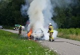 Gmina Chynów. Pożar samochodu w Kozłowie. Interweniowali strażacy