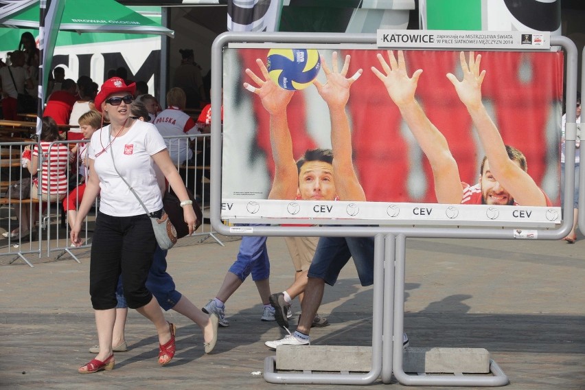 Kibice Ligi Światowej już przed katowickim Spodkiem bawili...