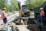 Wrocław: Pękła rura na ul. Długiej. Mieszkańcy bez wody, a kierowcy muszą omijać dziurę