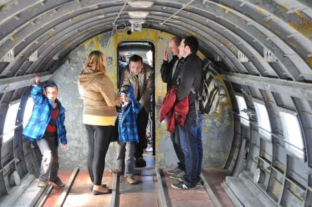 Podczas pikniku historycznego całe rodziny odwiedzały m.in. pokład radzieckiego śmigłowca Ił-14.