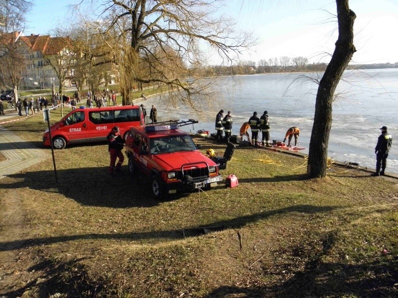 Jezioro Ełckie. Strażacy wyłowili ciało 19-latka [FOTO]