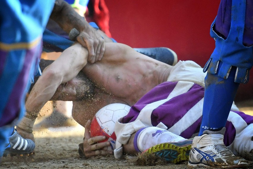 Brutalne połączenie piłki nożnej z rugby i MMA. We Florencji odbył się turniej calcio storico