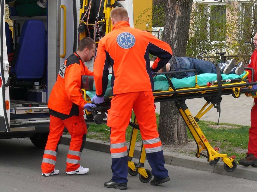Ratownicy medyczni zabierają rannego mężczyznę.