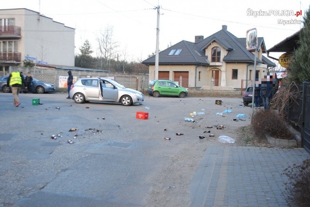 Furiat zdemolował wnętrze  sklepu w Myszkowie. Później wyszedł  i rzucał skrzynkami w przejeżdżające samochody.