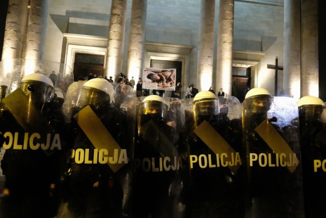 Archikatedra Chrystusa Króla w Katowicach. To tu odbywają się protesty kobiet w Katowicach. Napisy farbą na ścianie kościoła zostały szybko wyczyszczone