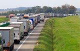 Awaria ciężarówki na A4 w kierunku Wrocławia. Szykują się spore utrudnienia na trasie z Legnicy. Korek cały czas rośnie