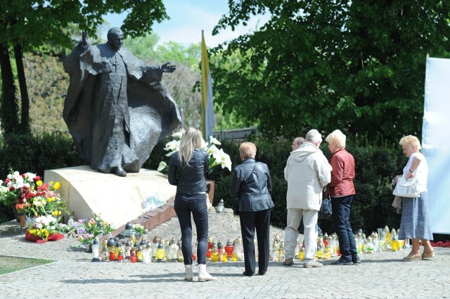 Pomnik Jana Pawła II na Ostrowie Tumskim w Poznaniu.