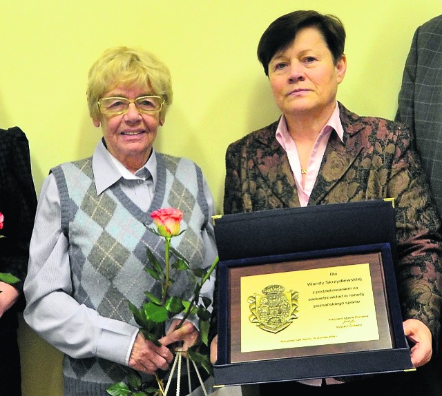 Wanda Skrzydlewska i dyrektor Ewa Bąk