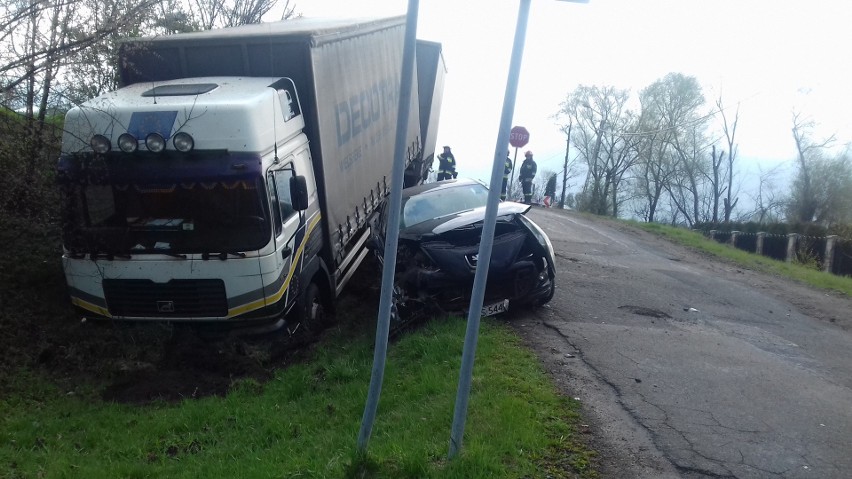 Wypadek w Bobrku. Tir zderzył się z dwiema osobówkami