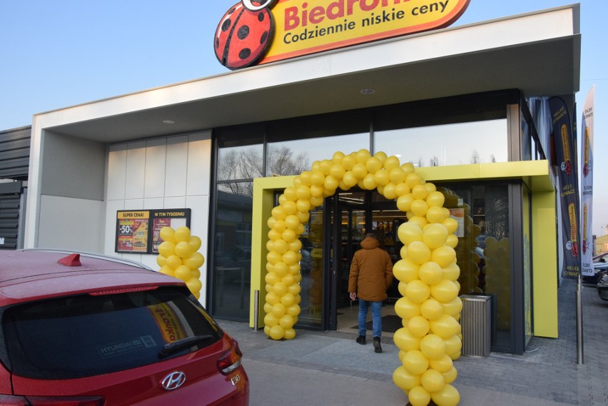 Tłumy na otwarciu Biedronki w Piekoszowie w środę, 10 marca. Zobaczcie, co można kupić w promocyjnych cenach ZDJĘCIA, WIDEO