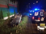 Samochód osobowy dachował na S8 koło Wolborza. Jedna osoba w ciężkim stanie przewieziona do szpitala [ZDJĘCIA]