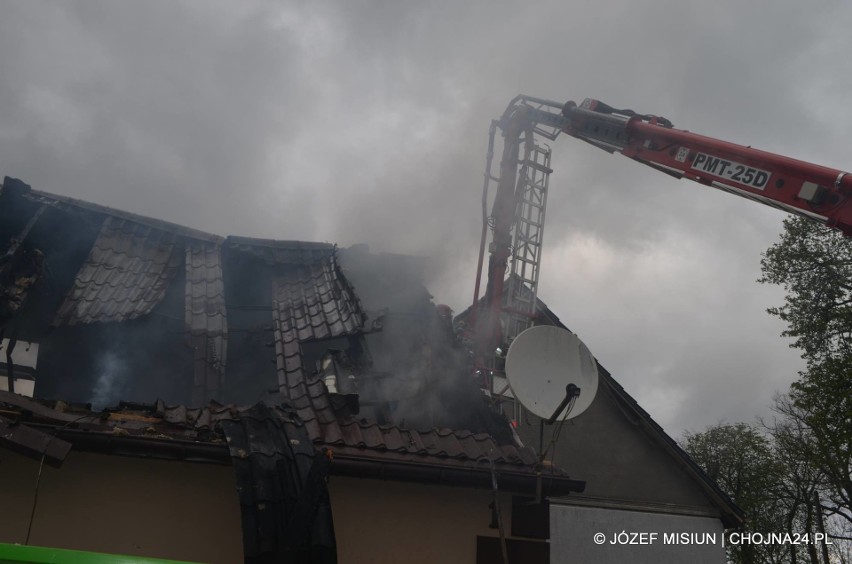 Pożar domu w Krzywinie. Strażacy gasili ogień ponad 6 godzin [ZDJĘCIA]