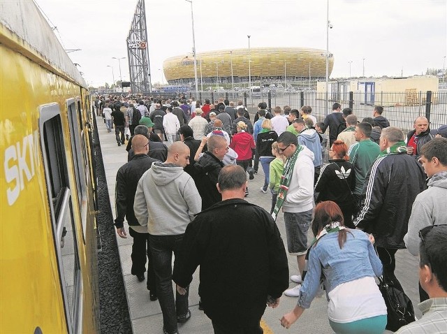 Podróż z centrum na stadion kolejką SKM trwa 6 minut