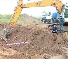 Prace trzeba było przerwać bo...  w wykopie zauważono pociski.