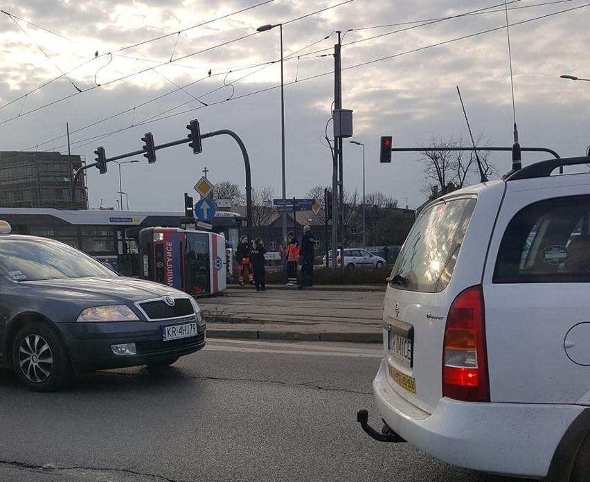 Kraków. Wypadek na rondzie Grunwaldzkim. Karetka nie jechała do pacjenta