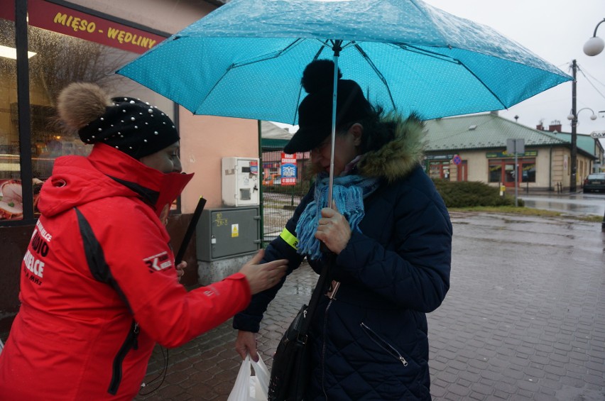 Jędrzejów. Akcja rozdawania odblasków zorganizowana przez...