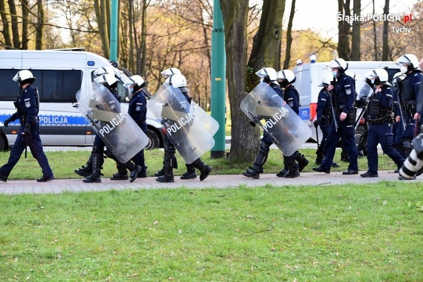 Policjanci zabezpieczali GKS-u Tychy z Radomiakiem....