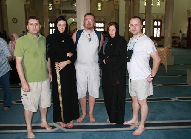 Na zdjęciu od lewej: Anatol Obecny, Katarzyna Mermer, dr Arkadiusz Kotliński, Małgorzata Matusiak oraz Dariusz Zając w meczecie w Dubaju.