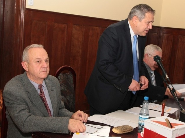 Podczas ostatniej sesji radni odwołali przewodniczącego Jerzego Gądka (stoi w środku) i jego zastępcę Józefa Kaczmarka (z lewej).