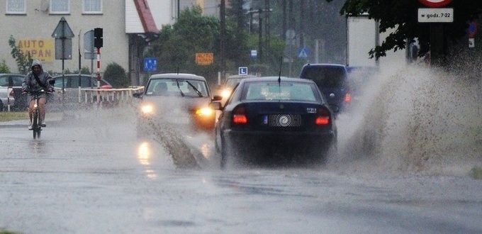 Bydgoszcz po deszczu. Samochody grzęzły w kałużach