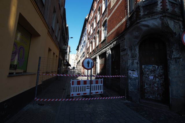 Przejście z Rynku do ulicy Józefczaka przez ulicę Krawiecką zostało zamknięte - zawaliła się część dachu do środka budynku