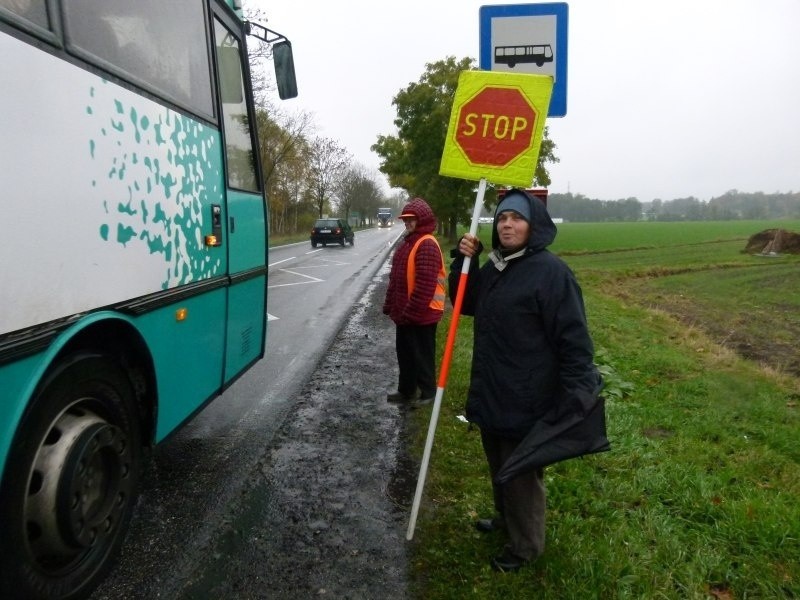 Panie pomagają dzieciom bezpiecznie poruszać się po drodze