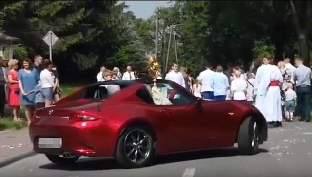 Ksiądz w kabriolecie na procesji na Boże Ciało w Starej Wsi. Hit Youtube