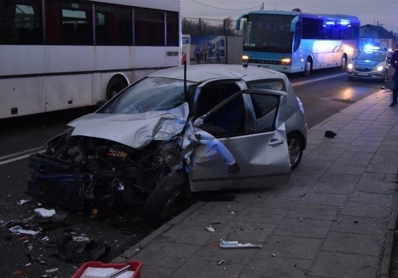 Wola Rzędzińska. Zderzenie osobówki z autobusem wiozącym ludzi do pracy ZDJĘCIA