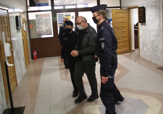 Oskarżony ksiądz w asyście policjant&oacute;w opuszcza salę rozpraw