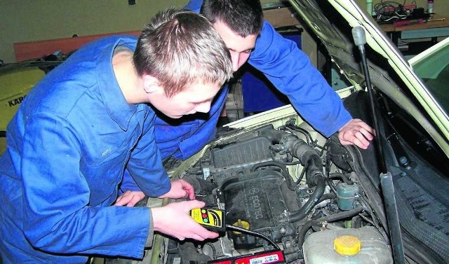 Elektromechanik samochodowy może podjąć pracę w warsztacie samochodowym, autoryzowanej stacji obsługi, fabryce podzespołów samochodowych czy w zakładzie eksploatującym pojazdy.