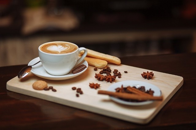W mroźny dzień najlepiej ogrzać się gorącą kawą. A gdzie we Wrocławiu można wypić najsmaczniejszą? Oto ranking 10 najlepszych kawiarni we Wrocławiu według użytkowników Tripadvisor. Zobacz kolejne miejsca, posługując się klawiszami strzałek na klawiaturze lub myszką.