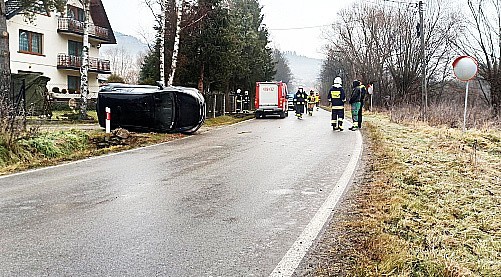 Kasina Wielka. Samochód osobowy dachował. Na pomoc przybyli strażacy