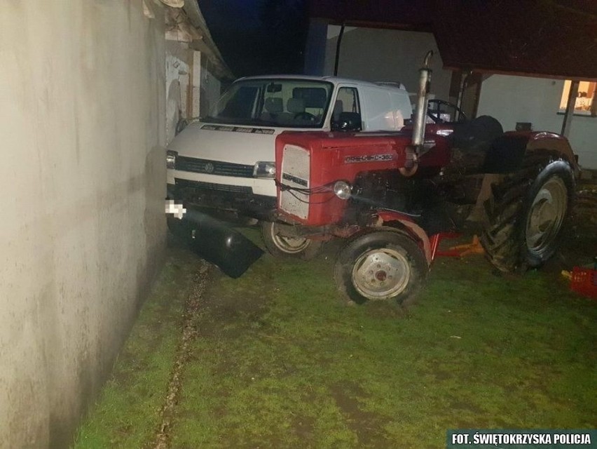 Traktor staranował ogrodzenie i uderzył w dostawczaka