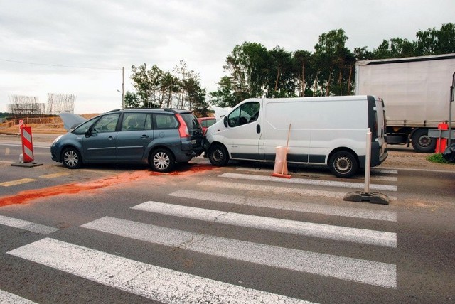 Peugeot uderzył w citroena a citroen w pieszego na przejściu.