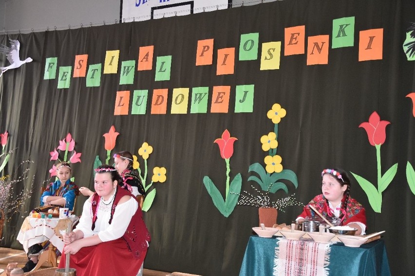 Kolorowy Festiwal Piosenki Ludowej w szkole numer 1. To będzie nowa tradycja "Kochanowskiego"