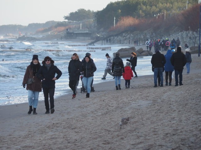 Sobota w naszym regionie ma być dość pogodna. Aura z pewnością zachęca do wypoczynku na świeżym powietrzu. W sobotnie przedpołudnie na plaży w Mielnie pojawiły się tłumy spacerowiczów.