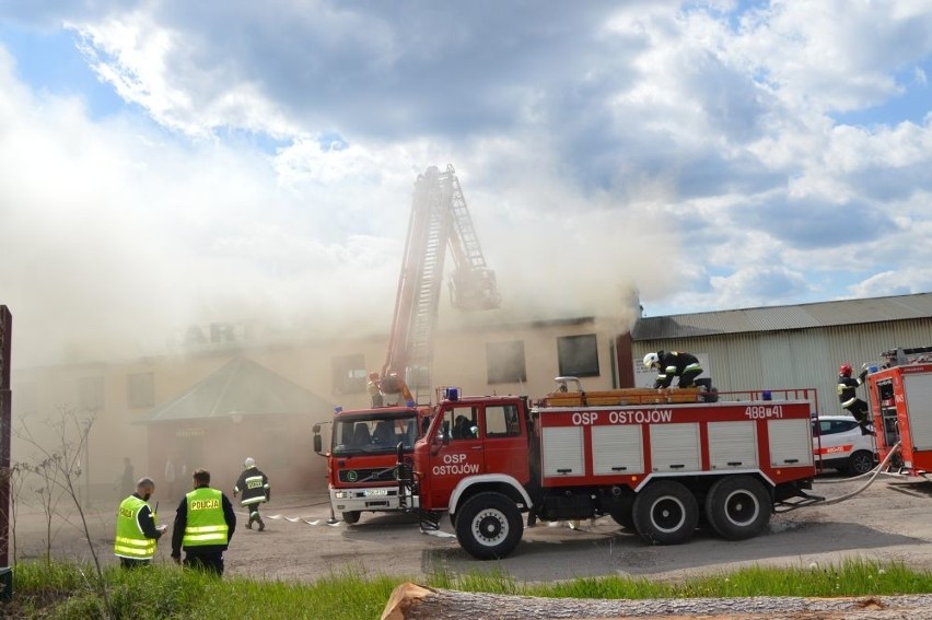 Pożar tartaku w Suchedniowie! Potężny słup dymu nad płonącym budynkiem 