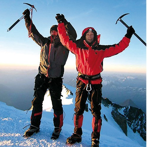 Przemysław Stefański (z prawej) i Krzysztof Mielczarek na szczycie Matterhorn w Alpach.