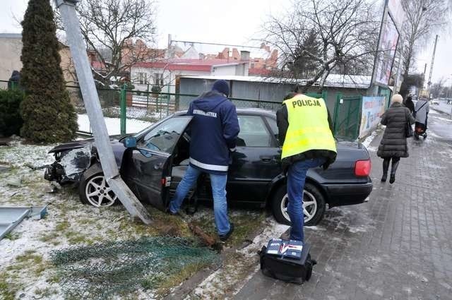 Wypadek na ul. GlinkiGlinki.Pijany kierowca skosił słup i wjechał do ogródka