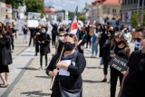 Protest na Rynku Kościuszki. Stop przemocy i rasizmowi. Młodzi ludzie w Białymstoku złożyli hołd zabitemu Georgowi Floydowi (zdjęcia)