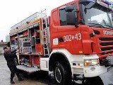 Stodołę gasiło 14 zastępów strażaków. Jedna osoba ranna