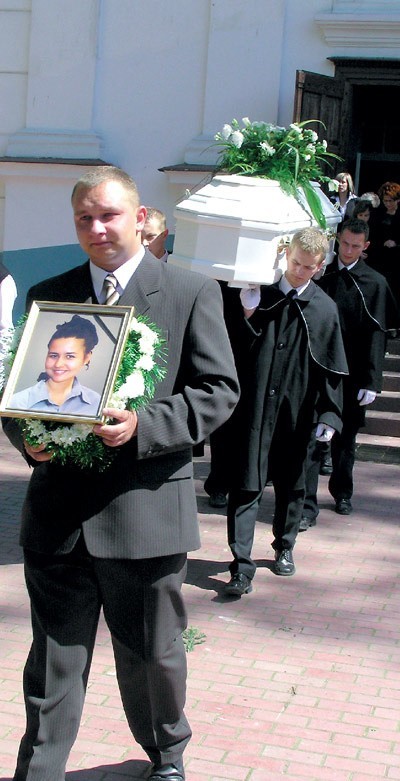 Adrian Bałdyga, cioteczny brat zamordowanej, niósł przed trumną portret Małgosi