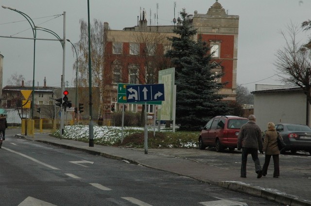 Stary znak przesłania zupełnie nowy drogowskaz. Tak, jak na zdjęciu widzą to kierowcy. - To możliwe tylko w Polsce.