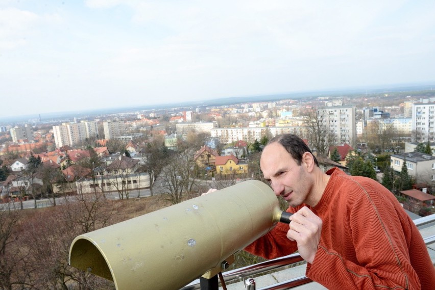 Jacek Nowosielski, pracownik ochrony, ogląda miasto z wieży....